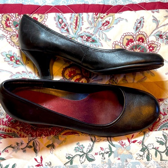 Aerosols Soft Black 2 1/2” Heels Size 8 - Picture 8 of 14